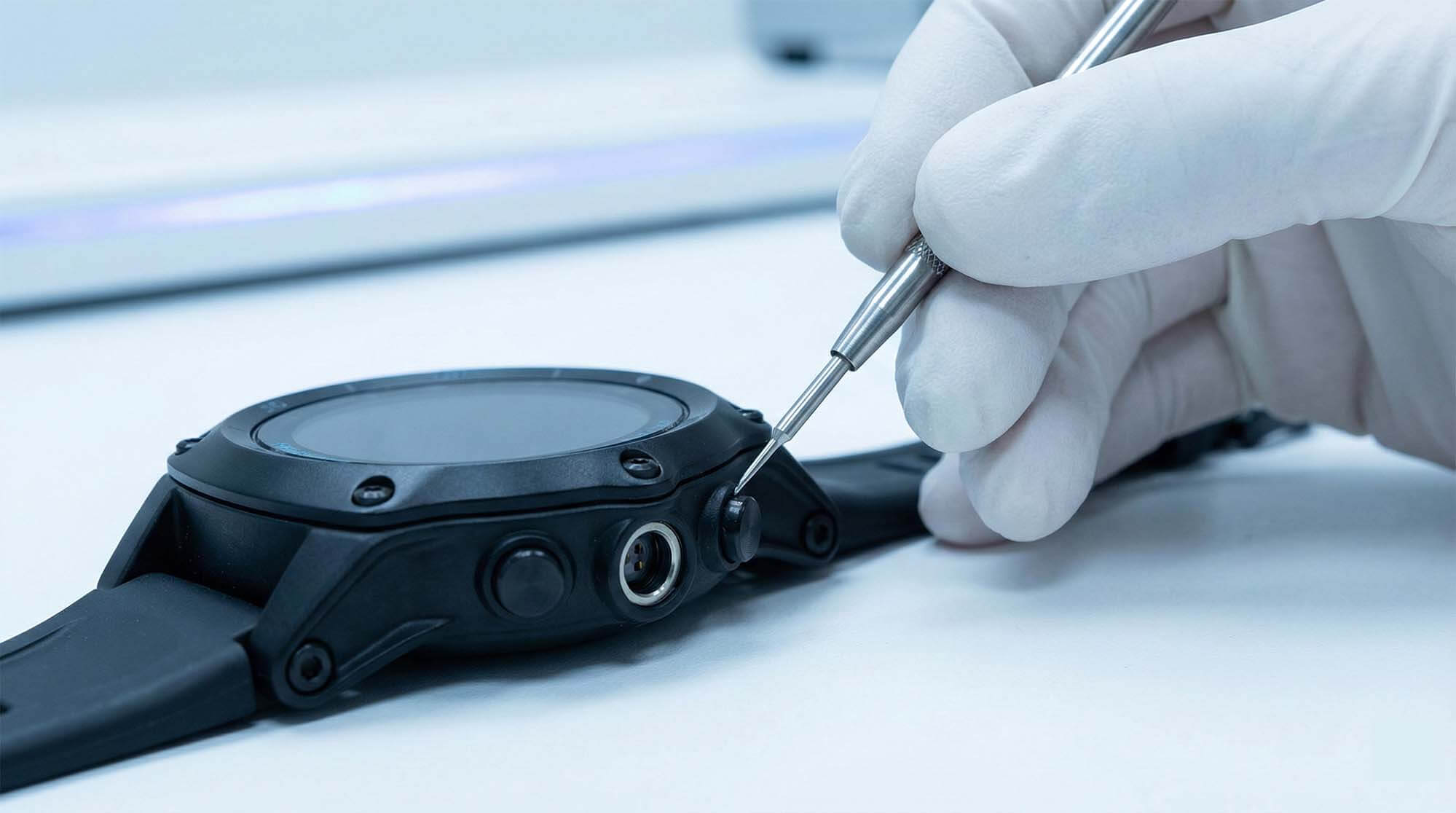 專業人員檢測 Shearwater Teric 傳感器與按鍵